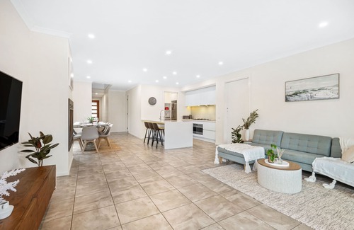 Torquay House | Chic 4 br, 2 storey, ocean view & family friend