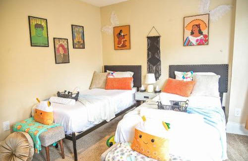 Germantown Apartment | Chic 4BR Dwelling with Backyard in Philadelphia