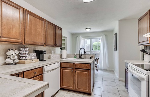 Edmond House | Chic 4BR Retreat with Big Backyard and Outdoor Dining Spaces