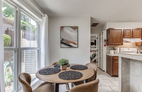 Edmond House | Chic 4BR Retreat with Big Backyard and Outdoor Dining Spaces
