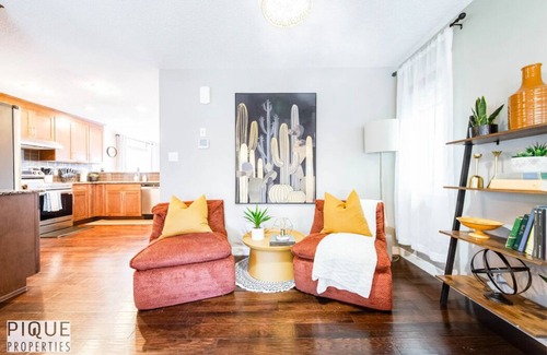 Southeast Edmonton House | Chic 6BDRM Getaway - KingBed - Patio - BBQ - Garage - Wifi