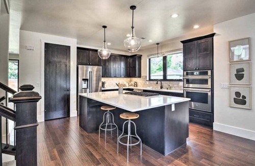 Martinez Park House | Chic Abode, Beautiful & Spacious, Walk to Old Town