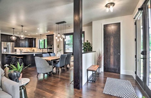 Martinez Park House | Chic Abode, Beautiful & Spacious, Walk to Old Town