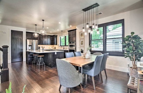 Martinez Park House | Chic Abode, Beautiful & Spacious, Walk to Old Town