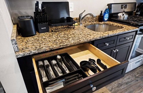 Peoria Apartment | Chic and Comfortable 1BR Apartment near Bradley U