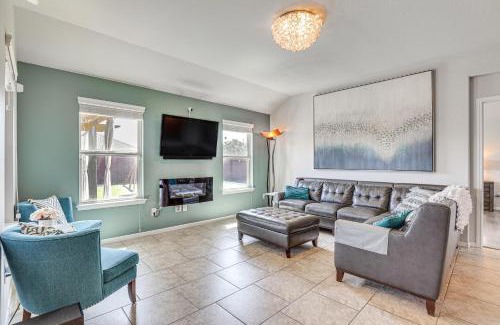 Katy House | Chic and Relaxing Katy Escape with Community Pool!