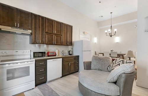 Faubourg Lafayette Condo | Chic and Roomy Urban Getaway in New Orleans