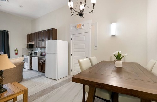 Faubourg Lafayette Condo | Chic and Roomy Urban Getaway in New Orleans