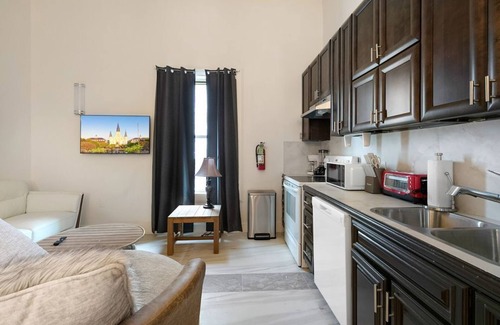 Faubourg Lafayette Condo | Chic and Roomy Urban Getaway in New Orleans