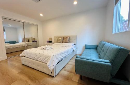 Los Angeles House | Chic and Secure Private room in modern home 6