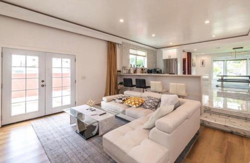 Los Angeles House | Chic and Secure Private room in modern home 6