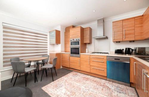 Yeading House | Chic and Spacious 3BR Family Home with Garden