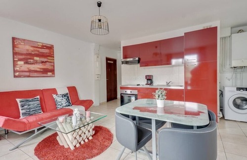 Aubervilliers Apartment | Chic apart with parking near Paris
