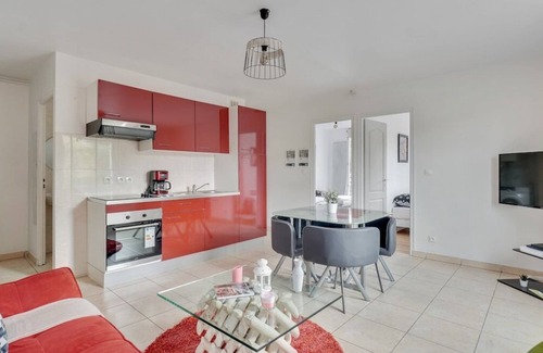 Aubervilliers Apartment | Chic apart with parking near Paris