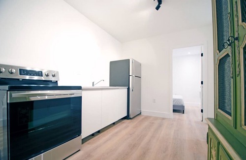 Eastern Shores Condo | Chic apartment beside canal and near the beach