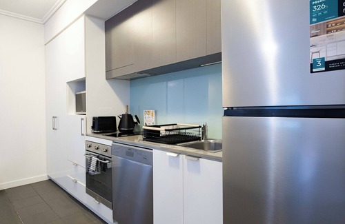 Fortitude Valley Apartment | Chic Apt | James St Precinct | Free Parking | Pool