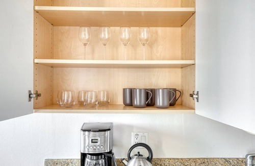 Beverly Grove Apartment | Chic Beverly Hills 1BR, near Shops and Bars on Rodeo, by Blueground