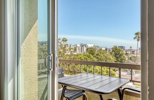 Beverly Grove Apartment | Chic Beverly Hills 1BR, near Shops and Bars on Rodeo, by Blueground