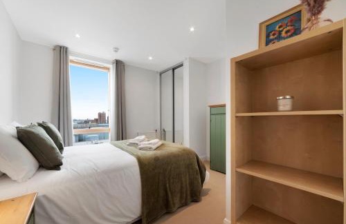Bromley South Apartment | Chic Bow Haven - Sleeps 4