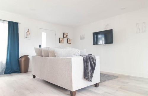 Peak's Suburban Addition Apartment | Chic Champagne 1BR1BA-Central Dallas Retreat