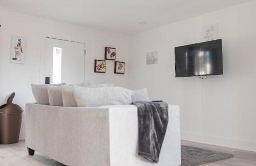 Peak's Suburban Addition Apartment | Chic Champagne 1BR1BA-Central Dallas Retreat