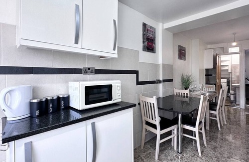 Pontypridd House | Chic Charming Classic 3bed w/Ensuite - Pontypridd