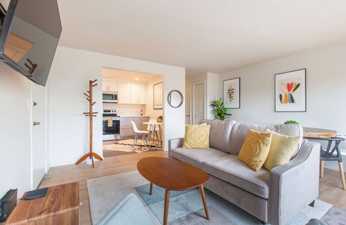 North Queen Anne Apartment | Chic + Colorful Queen Anne Apartment - 4m to DT Seattle, Free Parking - NEW
