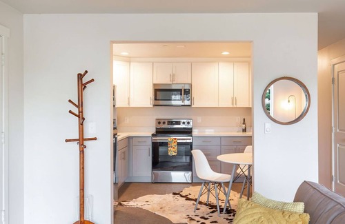 North Queen Anne Apartment | Chic + Colorful Queen Anne Apartment - 4m to DT Seattle, Free Parking - NEW