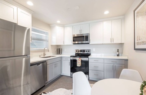 North Queen Anne Apartment | Chic + Colorful Queen Anne Apartment - 4m to DT Seattle, Free Parking - NEW