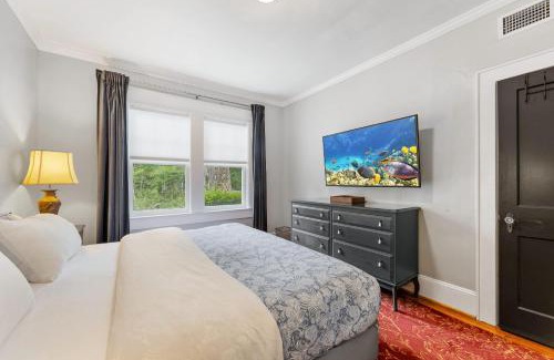 Dilworth House | Chic Comfortable 2BR with Porch near Dilworth