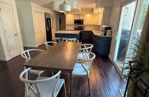 Granger House | Chic, Comfy, Close to Campus!