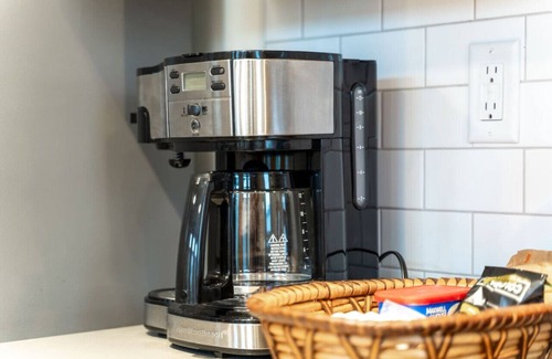 South Nashville Condo | Chic Condo: 2mi to Downtown, Sleeps 8+, by Geodis