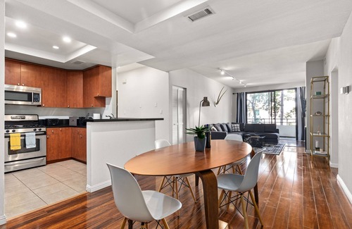 Sawtelle Condo | Chic & Cozy 1BR Escape in Brentwood
