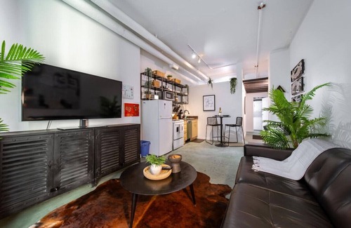 Downtown Edmonton Apartment | Chic & Cozy Loft | Rogers Place | LRT | Jasper Ave