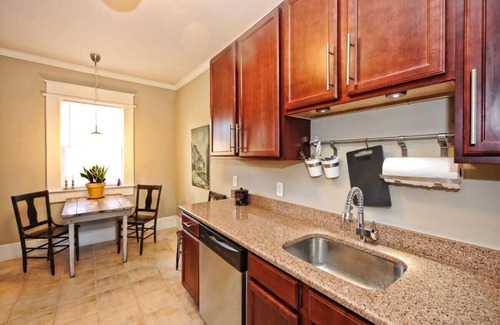 Dilworth Apartment | Chic Dilworth 1BR King Condo | Porch | Walkable