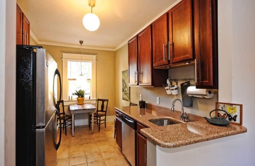 Dilworth Apartment | Chic Dilworth 1BR King Condo | Porch | Walkable