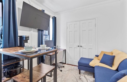 East Village Apartment | Chic East Village 1BDR | Fast WiFi + Desk + Netflix + Discounts for Long Term (3+ month) Stays