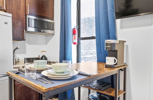 East Village Apartment | Chic East Village 1BDR | Fast WiFi + Desk + Netflix + Discounts for Long Term (3+ month) Stays