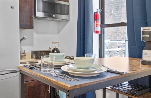 East Village Apartment | Chic East Village 1BDR | Fast WiFi + Desk + Netflix + Discounts for Long Term (3+ month) Stays
