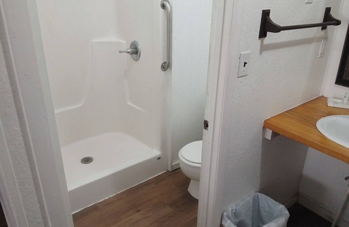 O Brien Hotel | Chic Hill Top Room 21 with Wi-Fi, AC in cool Mayo