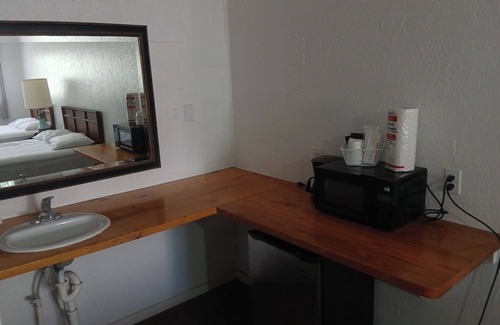 O Brien Hotel | Chic Hill Top Room 21 with Wi-Fi, AC in cool Mayo