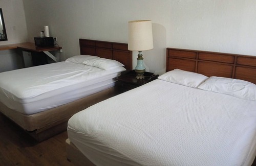 O Brien Hotel | Chic Hill Top Room 21 with Wi-Fi, AC in cool Mayo