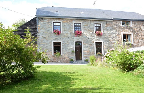 Vaux-sur-Sure House | Chic Holiday Home with Garden