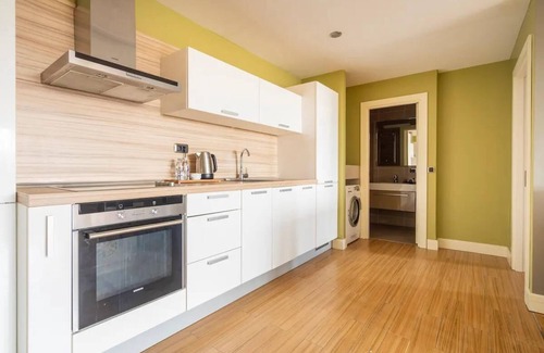 Gayrettepe Apartment | Chic hotel suite with AC, WiFi in enchanting Istanbul