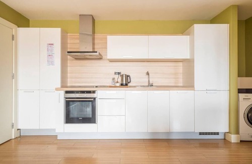 Gayrettepe Apartment | Chic hotel suite with AC, WiFi in enchanting Istanbul