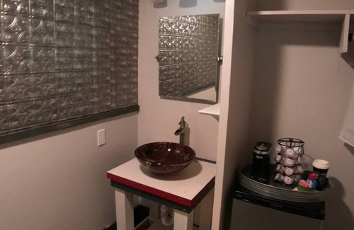 Mason Hotel | Chic hotel with balcony with WiFi in charming downtown Mason, prime location