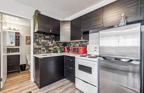 Mount Pleasant Apartment | Chic Inner-City Studio - Your Cozy Calgary Escape!