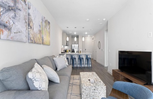 Windsor Park Apartment | Chic King Bed 1BR Suite 5 Min to DT