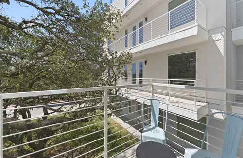 Windsor Park Apartment | Chic King Bed 1BR Suite 5 Min to DT