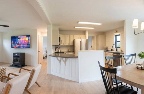 Town of Torrey House | Chic Lakeview Getaway on Seneca Lake Wine Trail